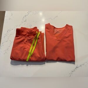 Figs Women’s Hot Coral Scrub Set-XXS Casma 3-pocket top&XS/tall Kade Cargo pant